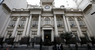 Creditori dell'Argentina in tensione sulla nuova scadenza fissata a oggi dalla provincia di Buenos Aires per trovare un accordo di ristrutturazione del bond 2021. Tra gli obbligazionisti regna la diffidenza. 