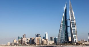 Emissione di obbligazioni in dollari a lungo termine in Bahrein per fronteggiare l'emergenza fiscale esplosa con il crollo delle quotazioni petrolifere. Si annunciano rendimenti ghiotti. 