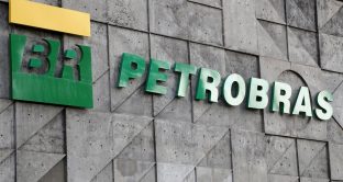La compagnia petrolifera brasiliana ha emesso con successo un bond in due tranche per 3,25 miliardi su scadenze lunghe, nel pieno della tempesta che sta travolgendo il comparto in tutto il mondo. 
