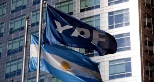 La compagnia argentina YPF ha proposto agli obbligazionisti in possesso del bond marzo 2021 lo scambio da 1 miliardo di dollari con titoli di nuova emissione in scadenza nel 2025. 