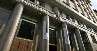 Le 12 obbligazioni sovrane appena emesse da Buenos Aires non convincono e crollano sul secondario, segnalando l'alto rischio percepito di un ennesimo fallimento. 