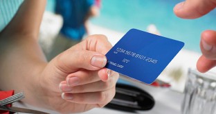 Un vademecum utile per utilizzare la carta di credito o il bancomat quando si va in vacanza, evitando truffe e raggiri. 