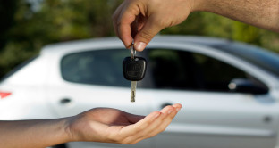 Il passaggio di proprietà  auto è una pratica obbligatoria per chi vende o compra un veicolo usato. Richiede una serie di documenti da presentare entro i termini di legge.

