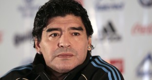 Ecco le info sul prezzo dei biglietti e sulla data sullo spettacolo live “Tre volte 10” al Teatro San Carlo di Napoli con Diego Armando Maradona.