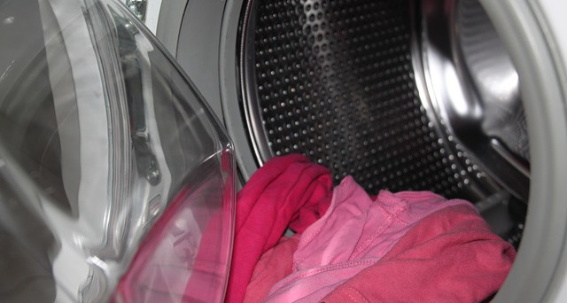 Piccole dritte per risparmiare con la lavatrice e avere sempre un bucato perfetto. 