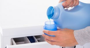 Ecco alcuni consigli per risparmiare ed evitare sprechi con i detersivi liquidi.