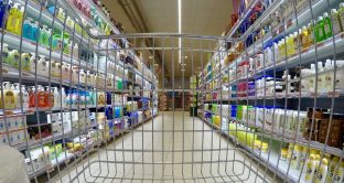 Sono molte le tecniche che i supermercati mettono in campo per convincere a spendere di più sulla spesa. Come difendersi: analisi e consigli.