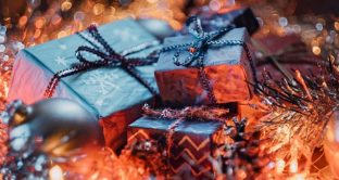 Risparmiare sui regali di Natale, consigli per evitare spese folli