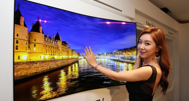 LG ha presentato in Corea del Sud un concept della tv del futuro: un giorno potremo guardare la tv su un poster formato gigante munito di magneti.