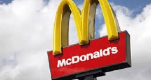 La nota catena di fast-food sta preparando una vera e propria rivoluzione: in arrivo un app Android e iOS per ordinare e pagare al McDonald's, cos'è, come funziona e quando arriverà in Italia.