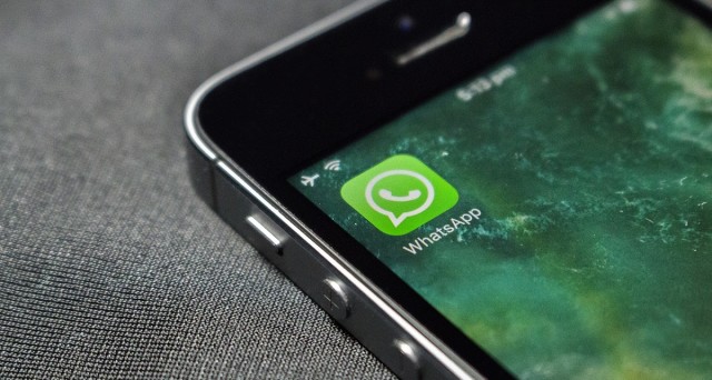 WhatsApp ha deciso di sfruttare il suo immenso pubblico e monetizzare: ma in che modo? Attenzione alle fake news che circolano online.