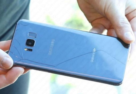 Ancora un problema per Galaxy S8 e S8 Plus: dopo gli schermi rossi, il memorygate, adesso anche l'estrema fragilità. News dai centri di assistenza Samsung.
