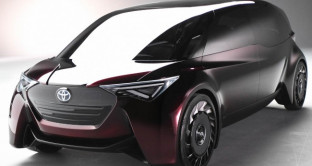 Toyota presenta un nuovo concept di auto elettrica al salone di Tokyo. Pneumatici airless e finestrini con display touch. Il futuro è qui.