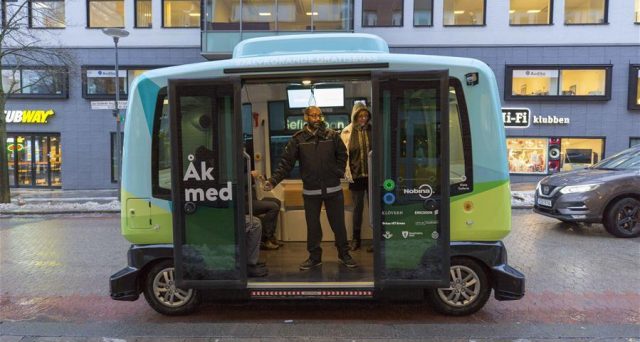 Gli svedesi non fanno chiacchiere, arriva a Stoccolma il mini bus completamente a guida autonoma, è il primo self driving car già attivo al mondo.