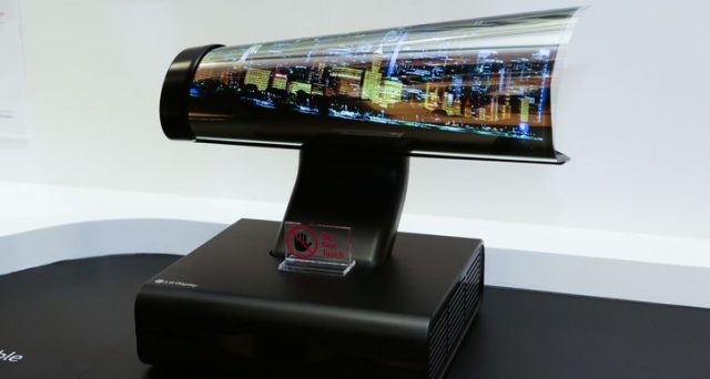 Nuove tecnologie avanzano, LG presenta la smart tv del futuro che si arrotola come un poster e scompare dietro i mobili. Risoluzione in 4K, schermo 65