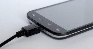 Smartphone sotto carica, i consigli per non affaticare la batteria