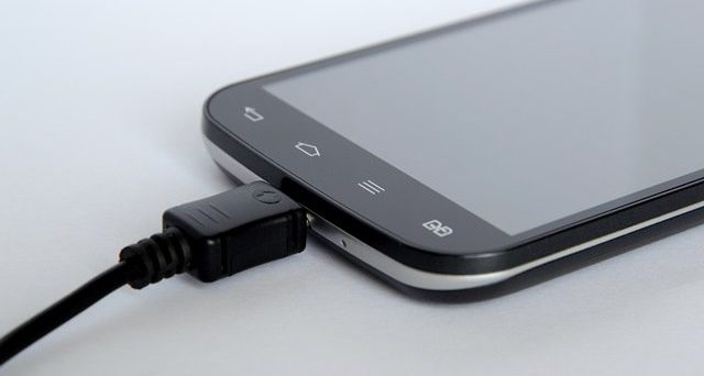 Come caricare lo smartphone? Ecco i consigli per non rovinare la batteria del vostro device quando è sotto carica.