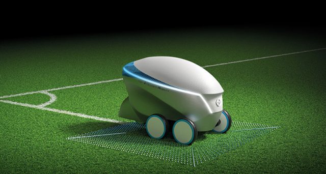 Nissan lancia il robot che non ti aspetti, ecco Pitch-R, il robottino a guida autonoma che disegna campi di calcio.