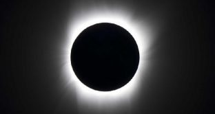 Grande spettacolo stanotte nei cieli, c'è l'eclissi lunare più lunga del secolo, ecco alcune info sull'evento record.