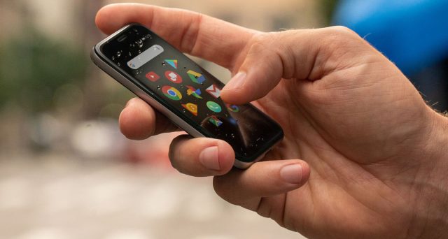 Arriva anche in Italia lo smartphone piccolissimo, si chiama Palm e ha un display di soli 3,3 pollici.
