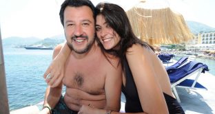 Foto scandalo di Salvini su WhatsApp, ma in realtà è solo un escamotage per truffarvi. Attenzione al messaggio infetto.