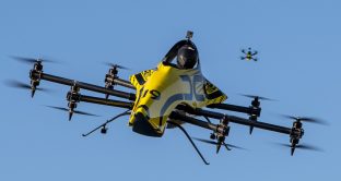 Arriva il drone gigante capace di trasportare anche un passeggero umano al suo interno.
