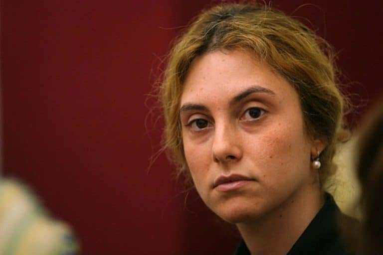 La deputata prende di mira anche i vertici nazionali formati da persone “piccole e mediocri” e lancia le sue idee di rinnovamento che passano per l’abolizione del finanziamento pubblico ai partiti e dei rimborsi