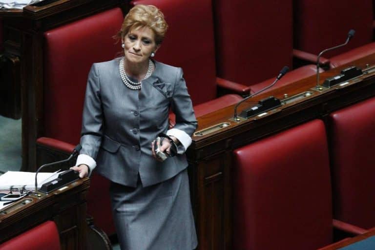 La senatrice Pelino del Pdl ha acquistato oltre 11 mila euro di vestiti senza pagare il conto.