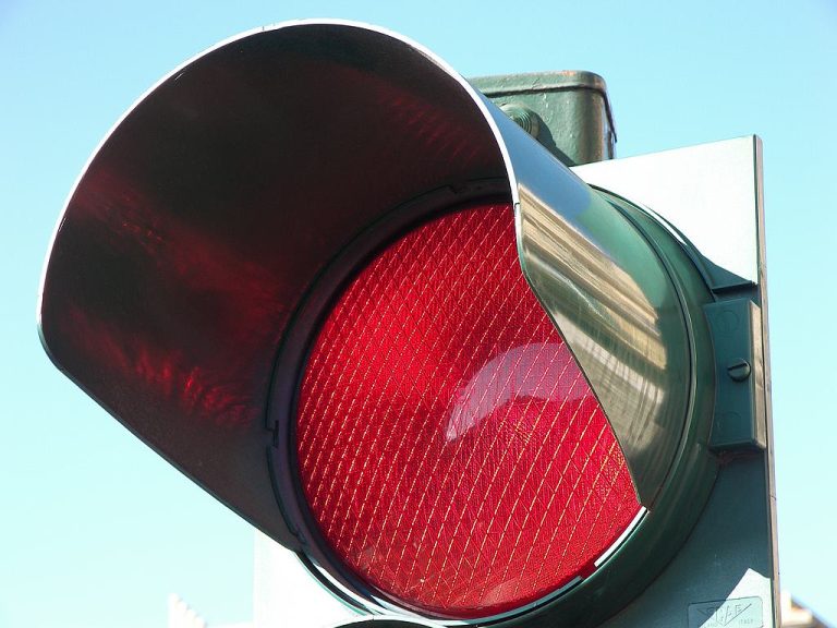 Una lacuna legislativa apre le porte ai ricorsi contro le multe per il passaggio con semaforo rosso se a rilevare la violazione è la telecamera e non gli agenti: ecco quando si può contestare il verbale