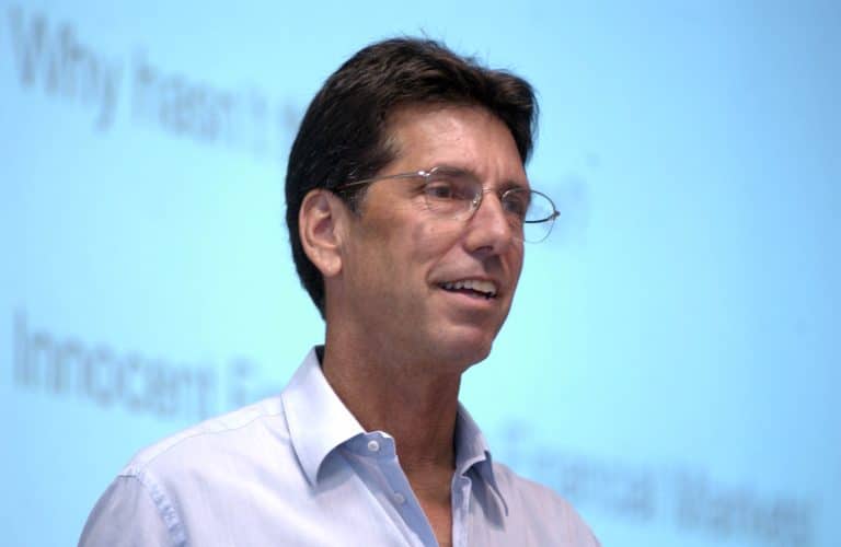 Secondo Warren Mosler, il padrino della Modern Money Theory (MMT), scommettere sull’austerità «è stato un grave errore» e «chi continua a sostenerla è moralmente responsabile». Per uscire dalla crisi e rilanciare la crescita economica e occupazionale, «l’Italia deve tornare a spendere a deficit riappropriandosi della sovranità monetaria».