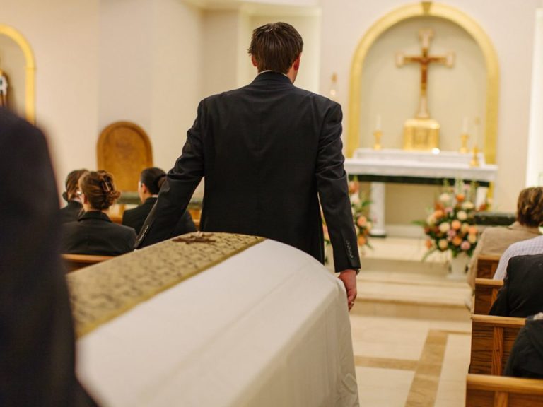 truffa funerale streaming