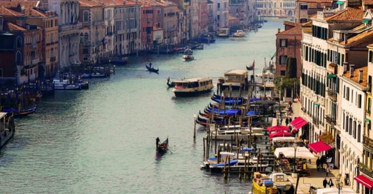 Ecco l'offerta combinata di Trenitalia se si acquisterà insieme al viaggio in treno da e per Venezia anche il voucher per il trasporto locale pubblico ACTV.