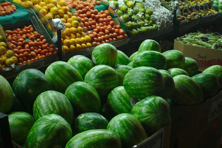 Arrivare alla fine del mese di anno in anno risulta sempre più complicato: ecco allora come riciclare frutta e verdura per risparmiare e preservare.
