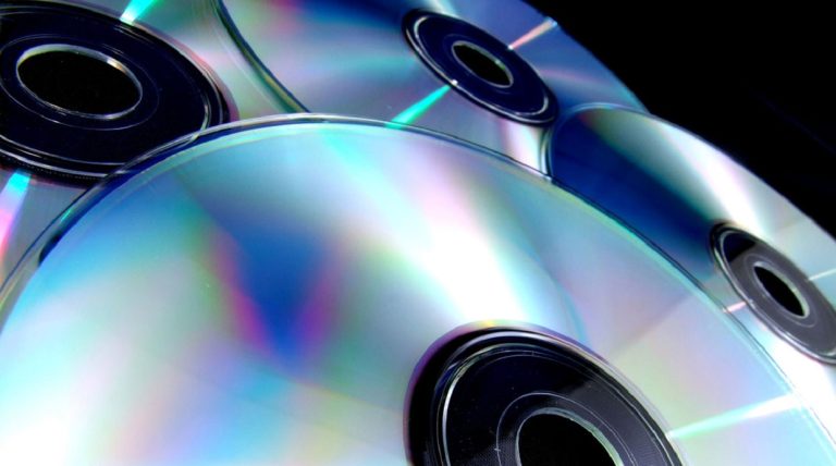 Una nuova forma di risparmio intelligente è quella di riciclare CD e DVD che oramai si usano sempre meno: ecco come.