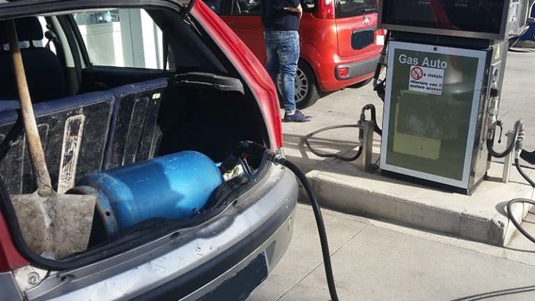 Ricarica bombola gas per uso domestico o campeggio. Quali rischi al benzinaio: occhio ai prezzi troppo scontati e dalle truffe pericolose. Si rischiano multe e non solo.