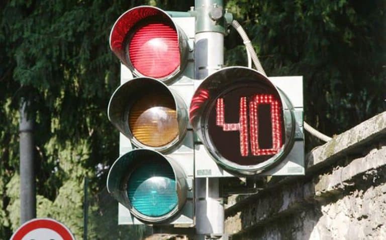 Nuovi semafori con il timer sul display: sapere quanto durerà il giallo e quando scatterà il rosso fa diminuire incidenti e multe o ha invece l'effetto contrario?