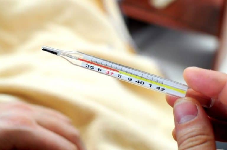 Se ho la febbre a 37 è sufficiente per stare a casa in malattia? Il medico Inps che passa per la visita fiscale potrebbe imporre il rientro a lavoro?