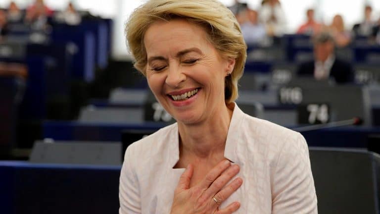Gli eurodeputati del Movimento 5 Stelle sono stati decisivi ieri sera per eleggere Ursula von der Leyen a capo della Commissione europea. Di fatto, gli uomini di Luigi Di Maio ora sposano le politiche della cancelliera Merkel e del presidente Macron.