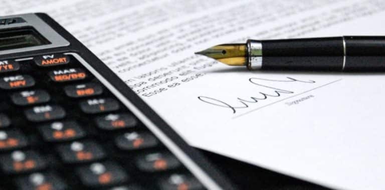 L’assegno di ricerca percepito può essere di ostacolo all’applicazione del regime forfettario, in quanto concorre al limite dei 30.000 di cui alla causa di esclusione reintrodotta alla lett. d-ter) comma 57 Legge n. 190 del 2014 (istitutiva del regime di favore).