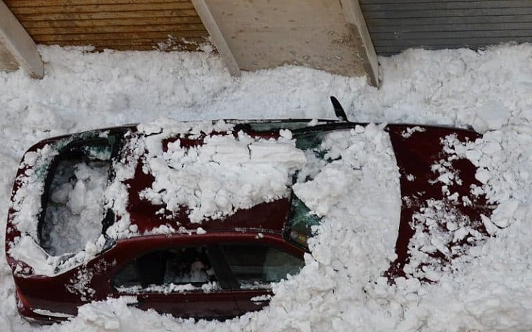 Danni alla macchina parcheggiata: in caso di danni per la neve o il maltempo si può chiedere il risarcimento? Chi paga