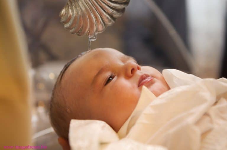 Quali sono gli impegni legali che si assume la madrina o il padrino di battesimo?