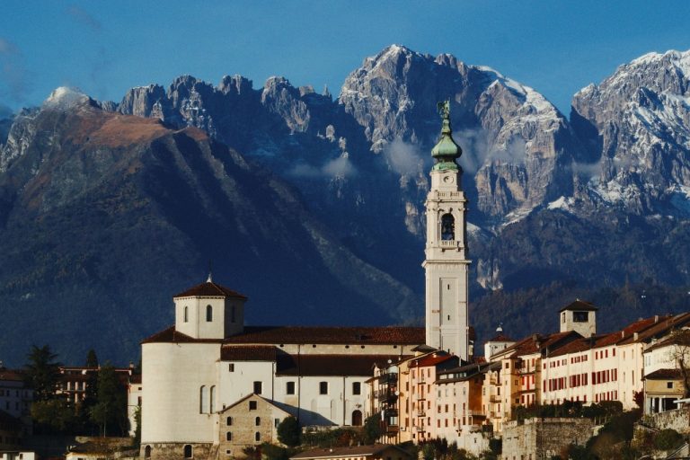 Secondo Enit quest'anno la montagna sembra spopolare mentre le crociere rischiano una crisi senza fine.
