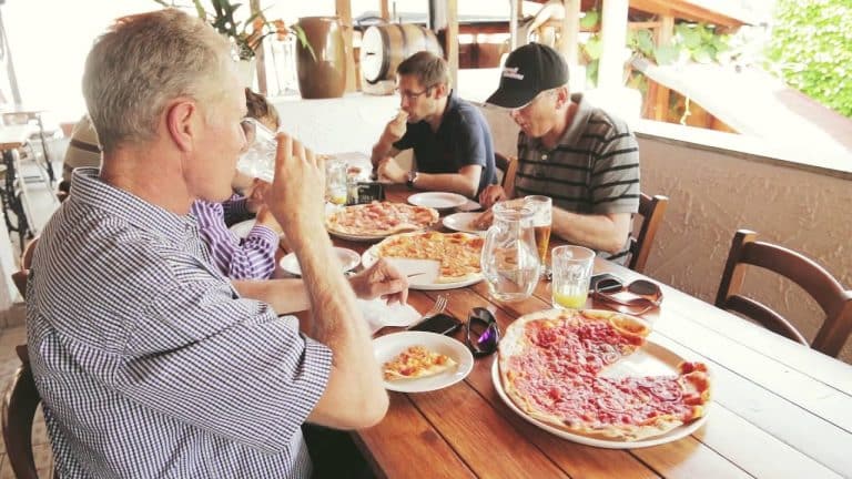 Il titolare di una pizzeria chiede se tra i costi fissi della sua attività c’è il canone RAI anche se la tv serve solo per il karaoke.