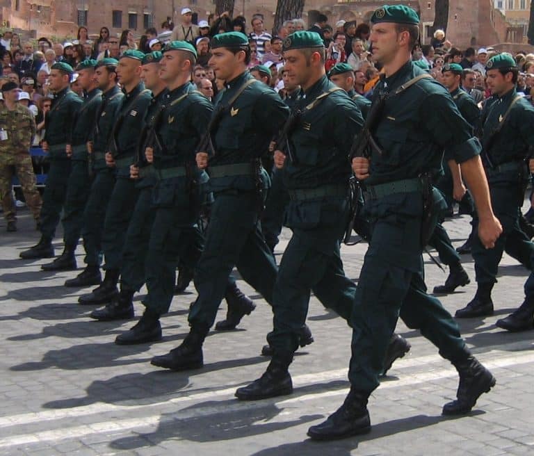 Presto le divise militari avranno in dotazione scarpe da ginnastica invece degli anfibi? Ecco perché si pensa di cambiarle.