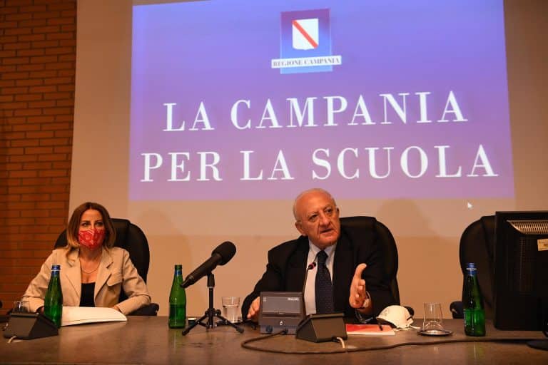 L’emergenza scuola è stata affrontata con dilettantismo e superficialità. De Luca invita i sindaci campani a organizzarsi per la riapertura delle aule in sicurezza a settembre.