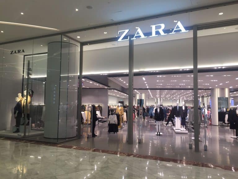 Zara chiude 1200 negozi a causa del coronovirus e il calo delle vendite e punterà maggiormente allo shopping online.