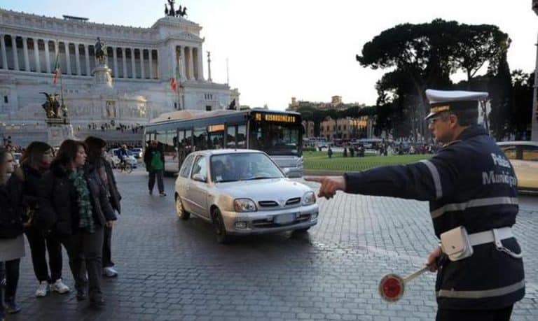 La multa per divieto di circolazione o circolazione con targhe alterne può essere impugnata? Ma se non ero a conoscenza del divieto, cosa posso fare? Vediamo cosa ha stabilito il Tribunale.