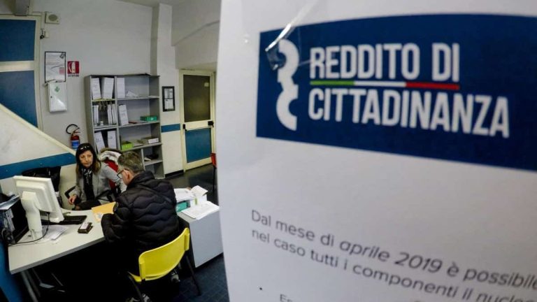 Scadono i 18 mesi dall'avvio delle erogazioni del sussidio voluto dal Movimento 5 Stelle. Ad ottobre, 3 milioni di beneficiari rimarranno senza. Ecco cosa potrebbe accadere.