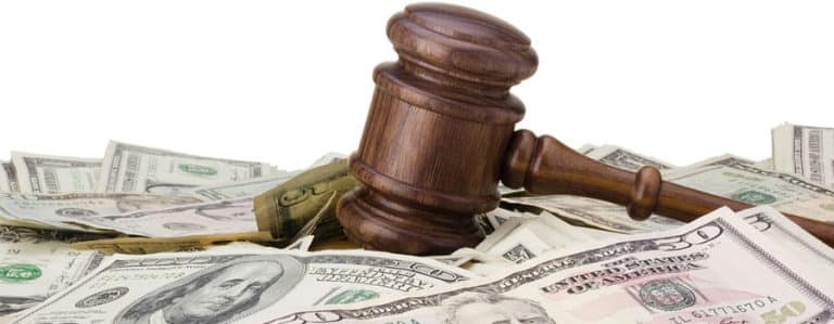 Risarcimento danni per una caduta a causa di una buca sul marciapiede, su una lastra di ghiaccio o per un gradino rotto.