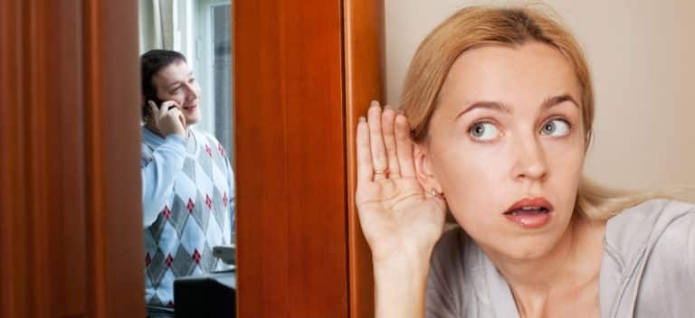 Il sospetto che il marito o la moglie tradisce e i conseguenti pettegolezzi, possono infangare la reputazione di una persona al punto da essere considerati dai giudici motivi di addebito di divorzio?